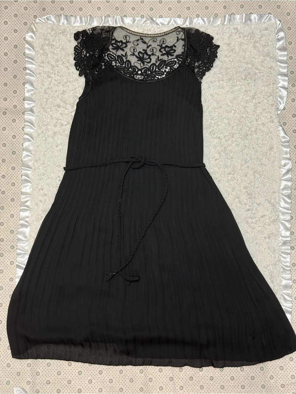 Robbie Bee Black Pleated Lace Dress Size 6 NWT-Like